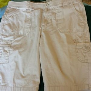 Gloria Vanderbilt khaki beige cargo shorts
